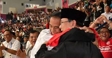 Jokowi-Prabowo Berpelukan