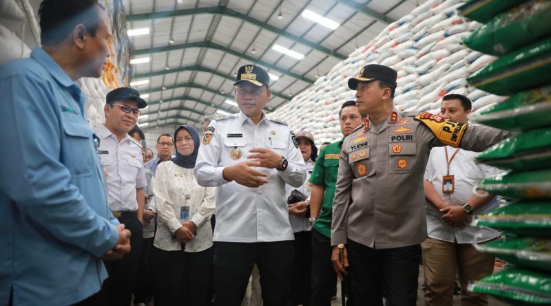 Pj Gubernur Tinjau Gedung Bulog, Pastikan Inflasi di Sulsel Terkendali